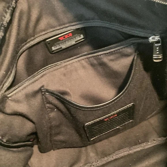 Tumi leather messenger tech lots of pockets - Picture 4 of 16